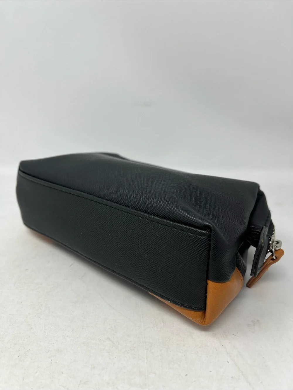 BRIC’S TRAVEL TOILETRY ZIPPER BAG QATAR AIRLINES BLACK AND TAN